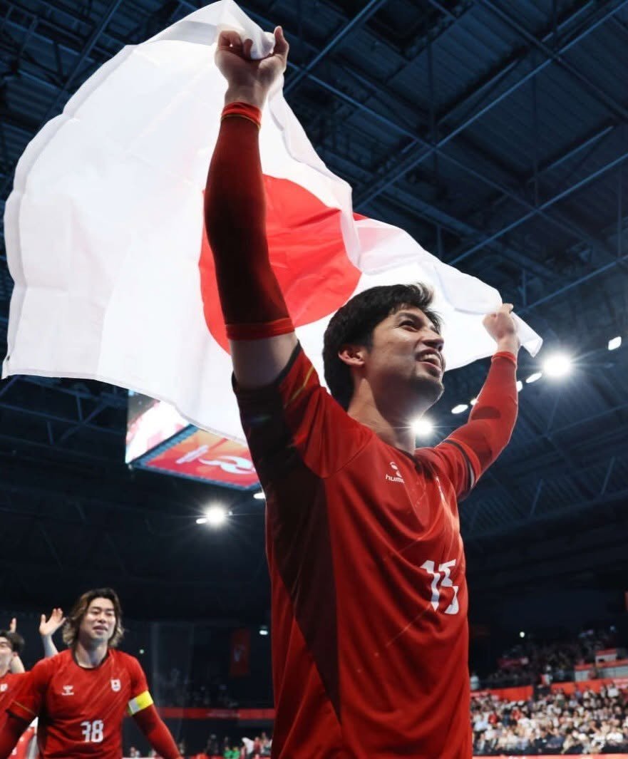 لاعب اليابان يحتفل بعلم بلاده بعد البرونزية