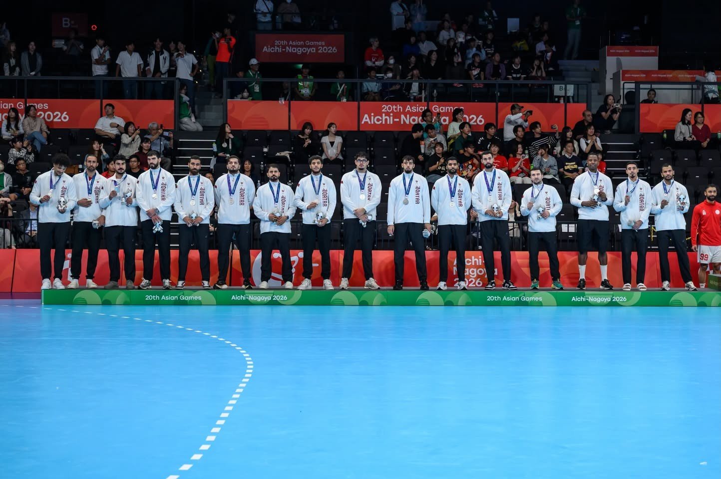 المنتخب القطري على منصة التتويج بالميدالية الفضية