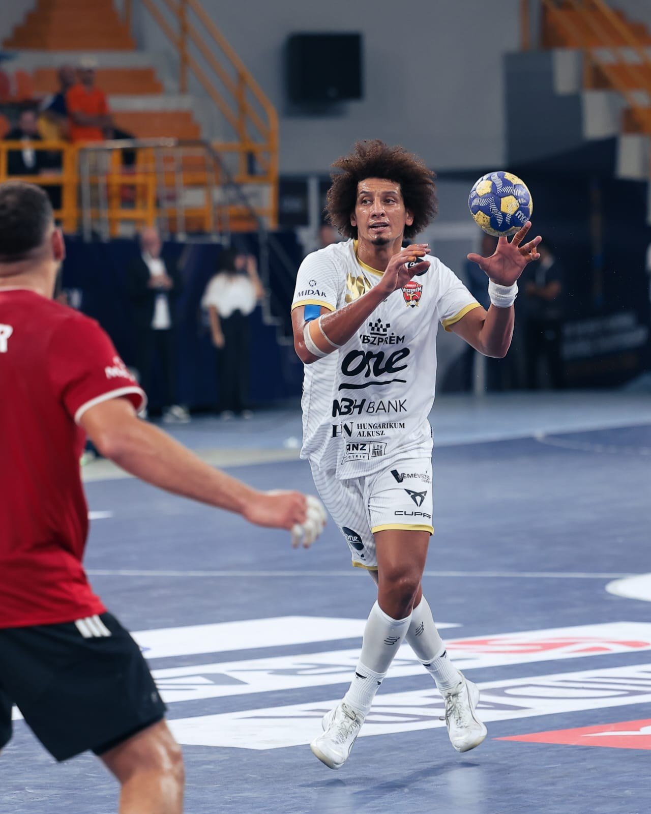 لاعب فيزبريم يمرر الكرة أمام دفاع الأهلي
